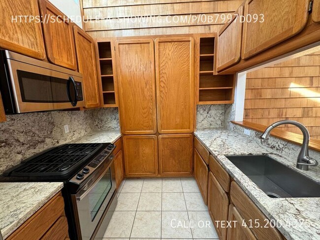 Building Photo - Beautiful 2 Bedroom Condo In Monterey