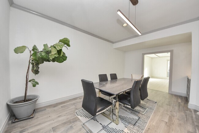 Building Photo - 840 Threadneedle St