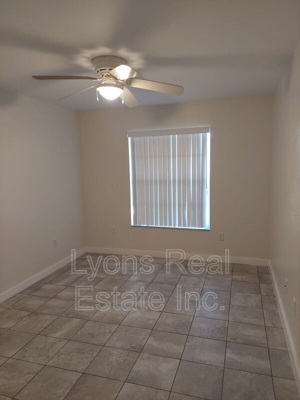 Building Photo - 611 SE 5th St