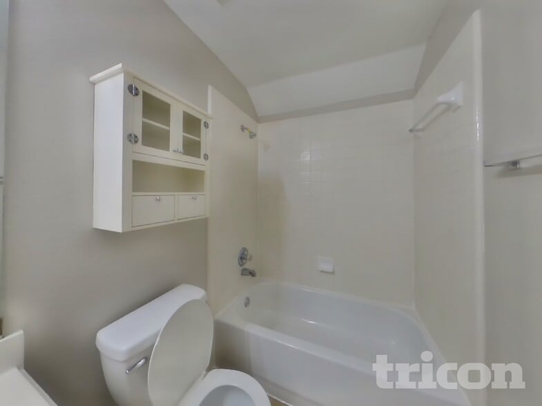 Building Photo - 2304 Greenview Dr