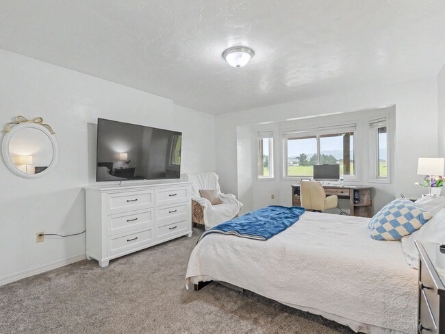 Building Photo - Spacious Furnished Home with Mountain Views and Room to Enjoy