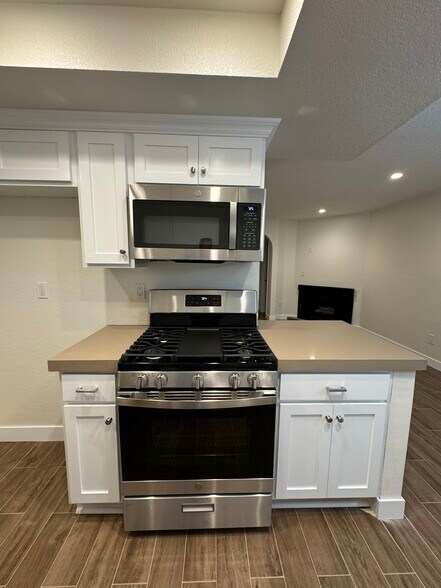 Building Photo - 208 Oswego Ave