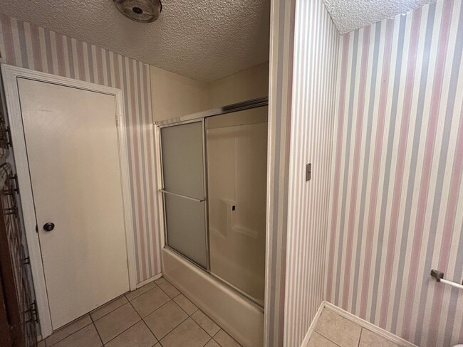Building Photo - Private Corner Townhome
