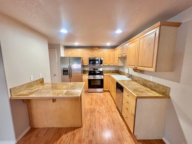 Building Photo - EZ living, Private Townhome setting Central Vancouver