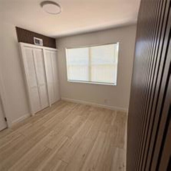 Building Photo - 1827 N Dixie Hwy