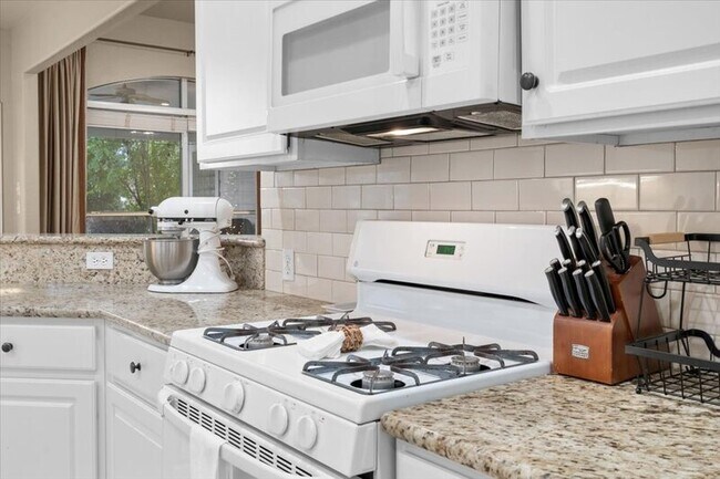 Building Photo - 920 Savanna Ln