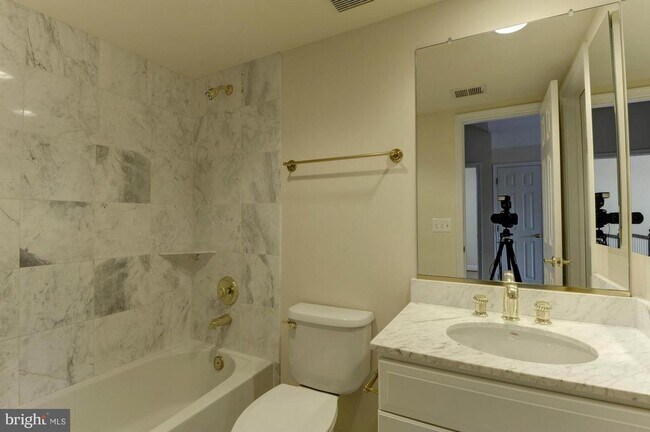 Building Photo - 2217 N Oak Ct