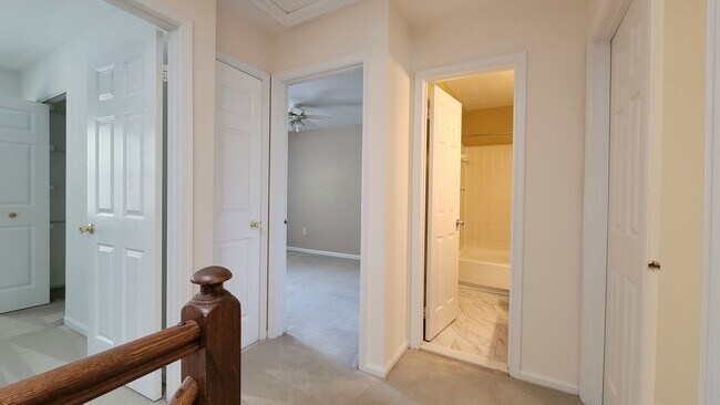 Building Photo - Beautiful 3 Bed, 3.5 Bath Brick Townhouse ...