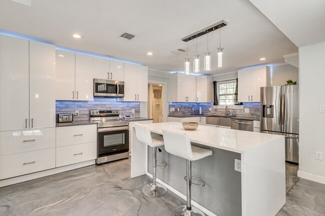 Building Photo - 372 Plum St