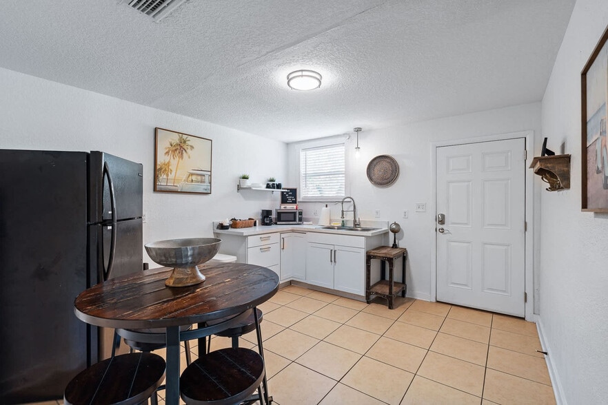 Building Photo - 120 Sherwood Ave