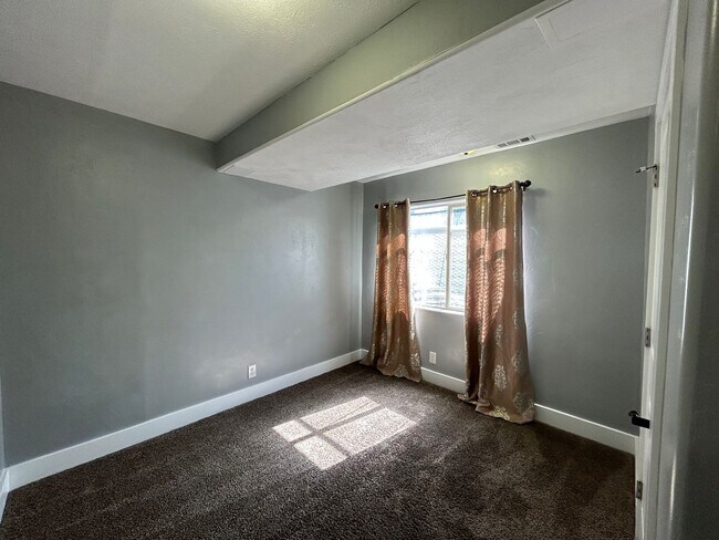Building Photo - 221 780 E