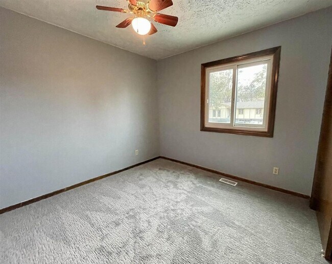 Building Photo - Spacious Tri-Level Home With Modern Upgrad...