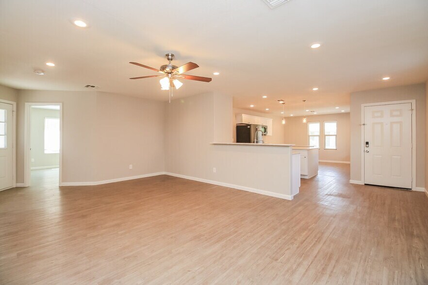 Building Photo - 3825 E Frances Ln