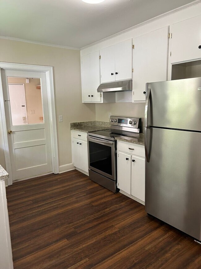 Building Photo - 2 Bedroom House off of Rosewood Available Now