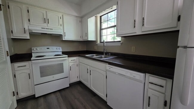 Building Photo - Renovated townhome in Linden Square.