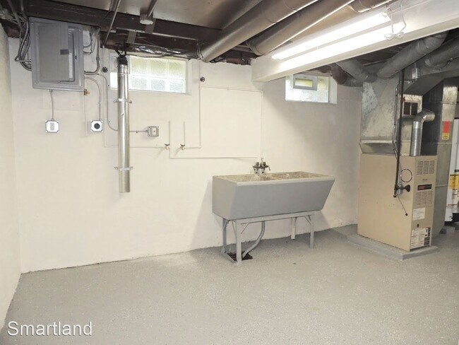 Building Photo - 4 br, 1 bath House - 324 E. 222nd St