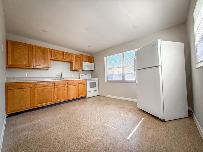 Building Photo - 3455 Hi St