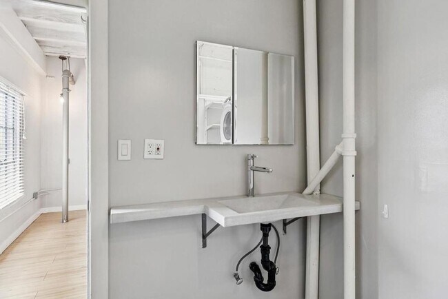 Building Photo - Stunning West Oakland Live Work Loft w/ Ground Floor Studio