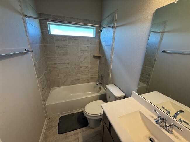 Building Photo - 2018 Royal Landing Dr