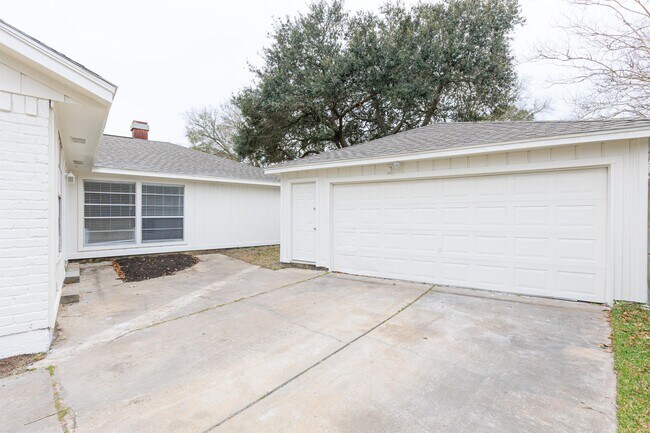 Building Photo - 3206 Cherry Creek Dr
