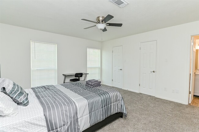 Building Photo - 5791 Maple Hill Dr