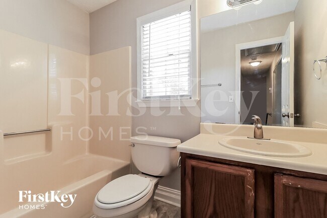 Building Photo - 560 Presidential Dr