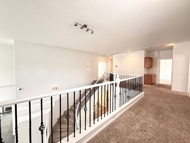 Building Photo - Northwest Valley 6 bdr  4400 sq ft  with RV parking, pool, covered patio -  all on a 1/2 acre lot!