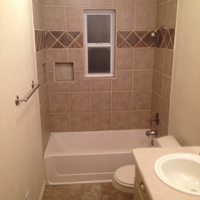 Building Photo - Nice 3 bed 2 bath 1 car garage home for rent $2400