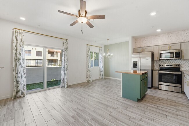Building Photo - Stylish 2-bedroom, 2.5 bathroom townhouse in a desirable Phoenix location!