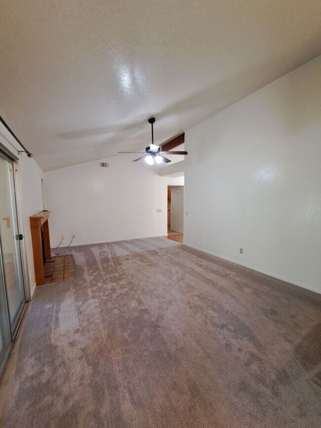 Building Photo - Single Level 3 Bedroom Home Ready to Move in!