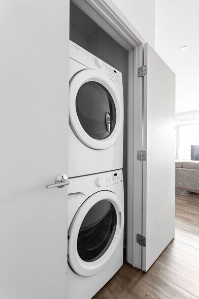 Building Photo - 747 N College Ave