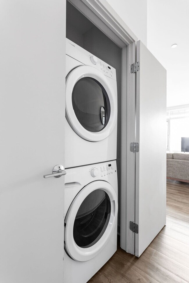 Building Photo - 747 N College Ave