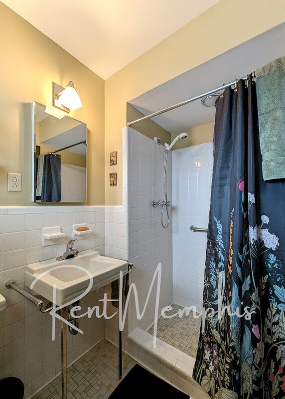 Building Photo - 1607 Forest Ave