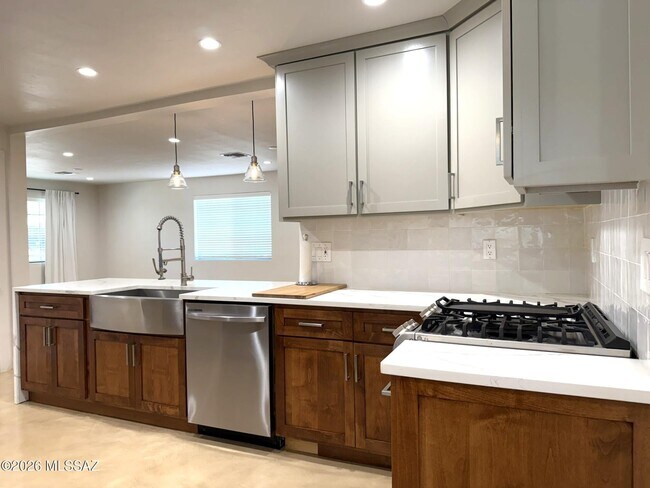 Building Photo - 426 S Stratford Dr