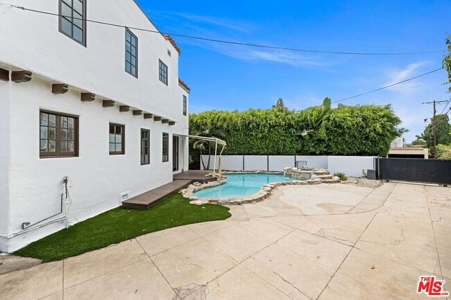 Building Photo - 366 S Crescent Heights Blvd