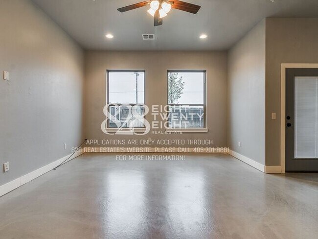 Building Photo - *AVAILABLE NOW!* Urban chic 3 bed/2.5 bath Townhome in West Norman!