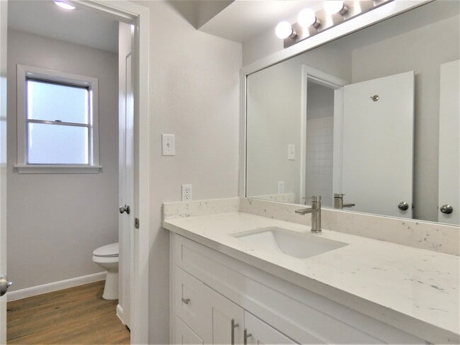 Building Photo - 606 Golfview Dr