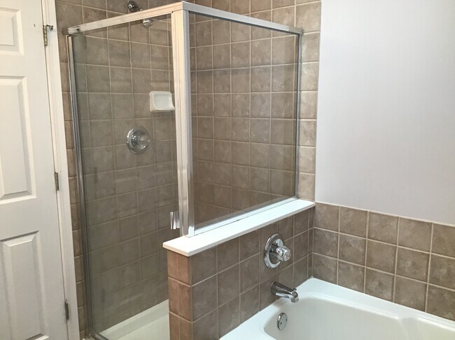 Building Photo - 1559 Parkside Dr