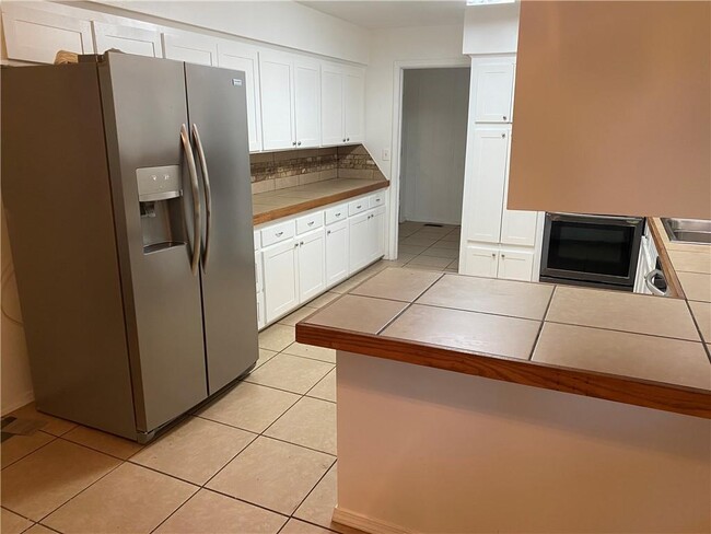 Building Photo - 713 Maple Dr