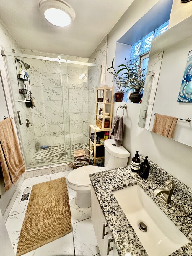 Building Photo - 920 W 35th Pl