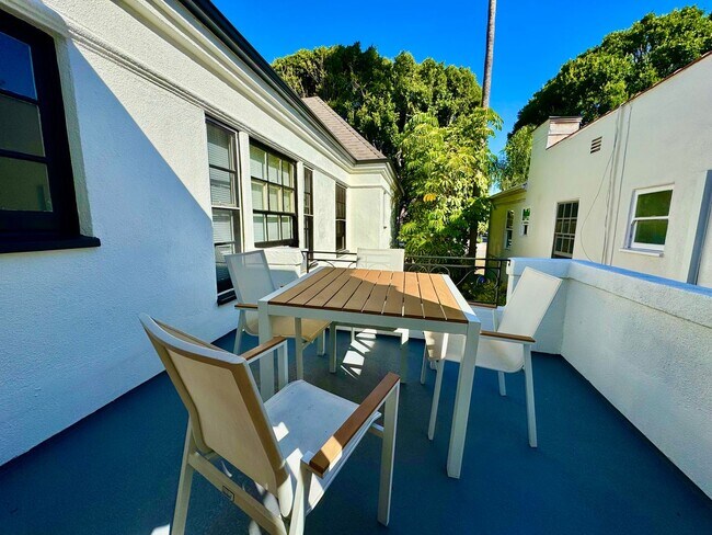 Building Photo - Sun-Filled 1-bed 1-bath Second Floor short...