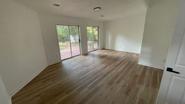 Building Photo - Spacious 4-Bed 2-Bath Home for Rent