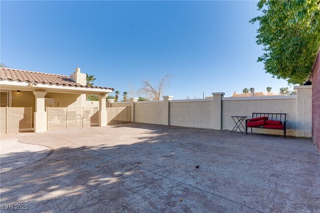 Building Photo - 2121 Rosanna St