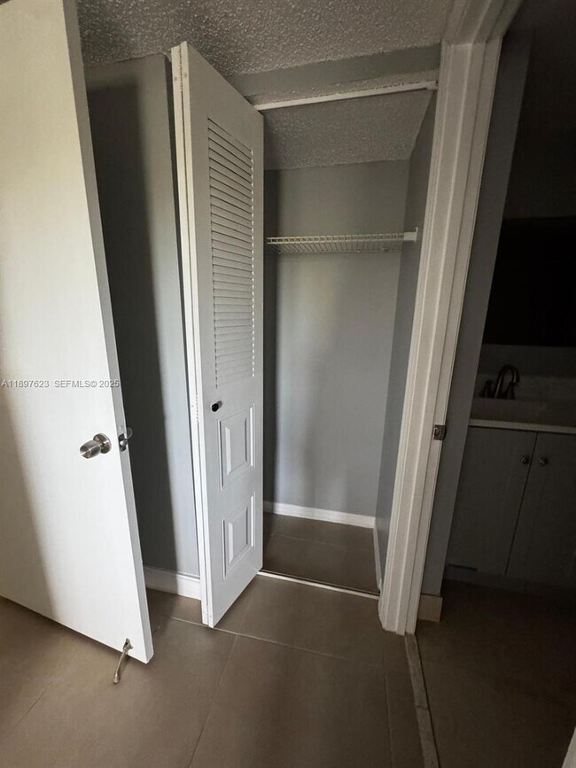 Building Photo - 450 S Park Rd