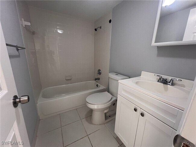 Building Photo - 4601 Bayshore Dr