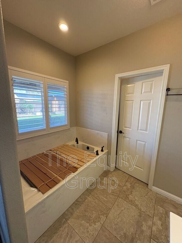 Building Photo - 2650 W Oakridge Ave