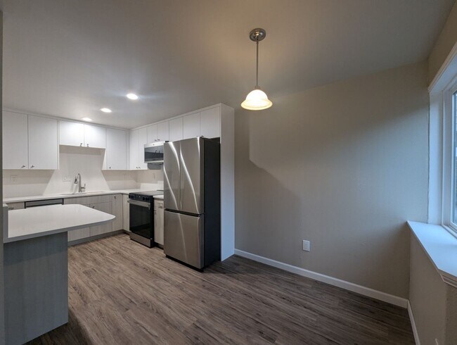 Building Photo - 549 Elm Way