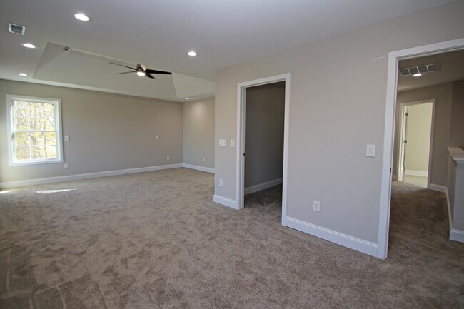 Building Photo - 2060 Willow Hill Dr