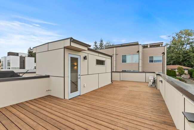 Building Photo - Unique West Seattle Townhome with Air Cond...