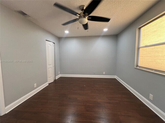 Building Photo - 5621 Riverside Dr